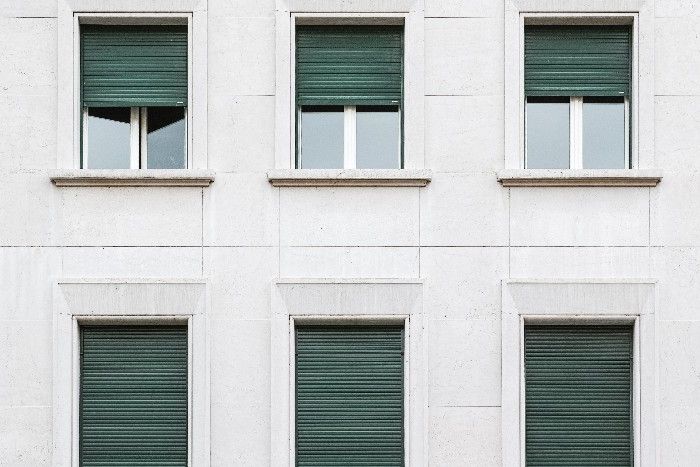 Fassade mit sechs Fenstern